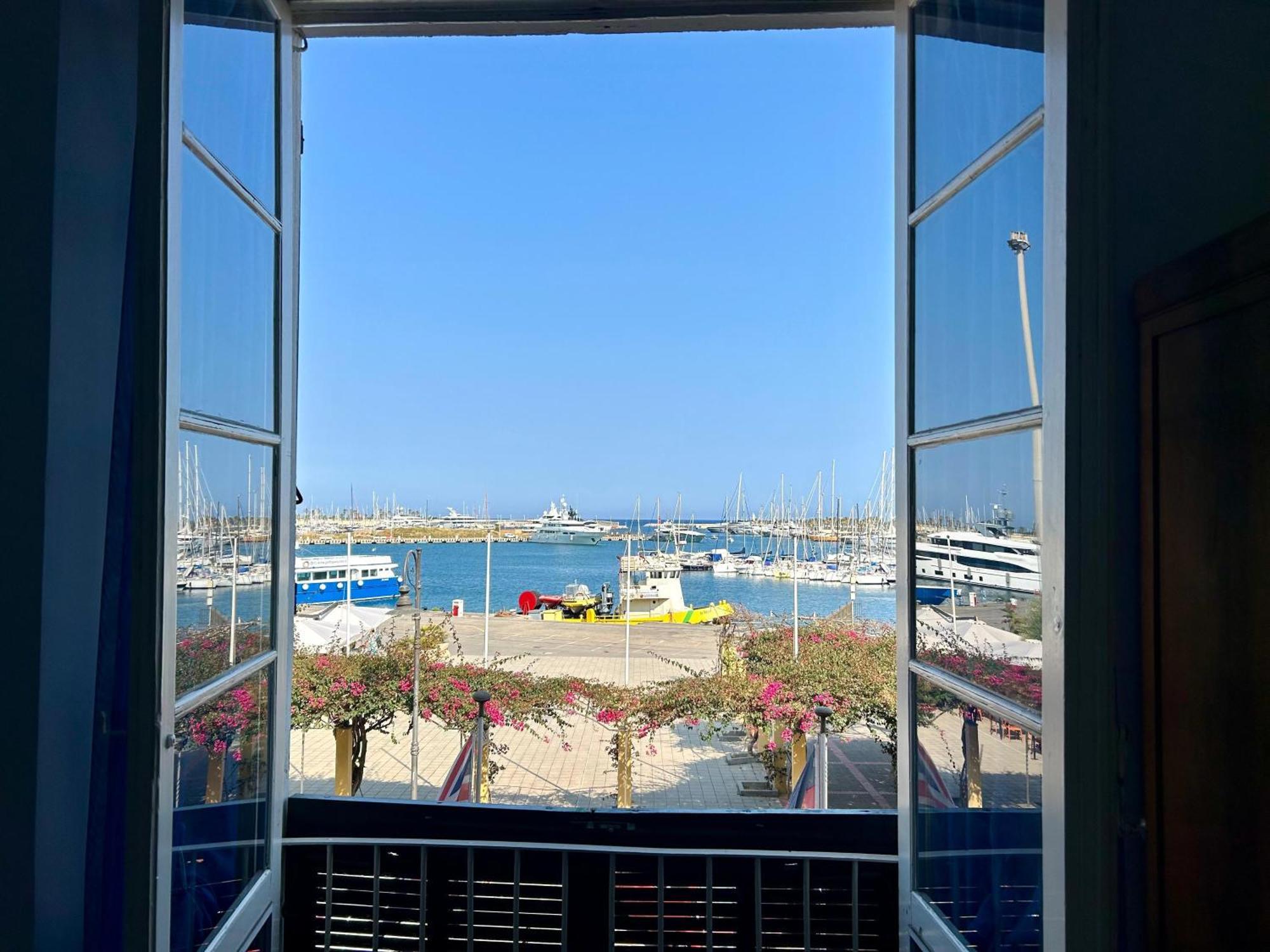 Yacht House *